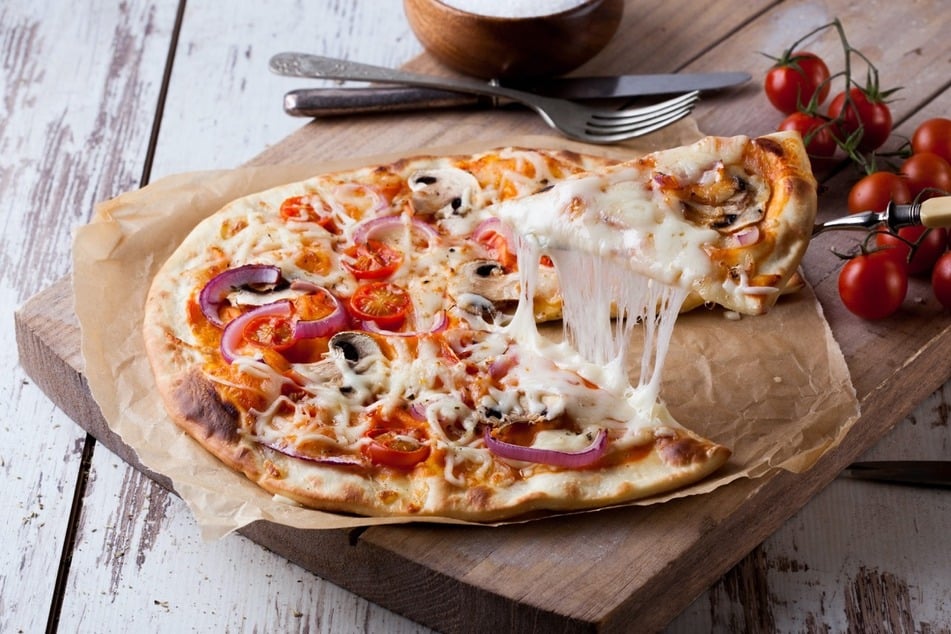 Die Pizzasuppe schmeckt mit allem, was auch als Belag für eine Pizza verwendet werden kann.