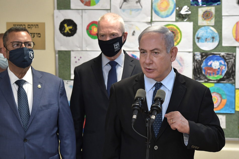 Benjamin Netanjahu (r), Ministerpräsident von Israel, und Joav Galant (M), Bildungsminister von Israel, besuchen eine Schule, um sich ein Bild von den Vorbereitungen zum Beginn des Schuljahres 2020/21 zu machen.