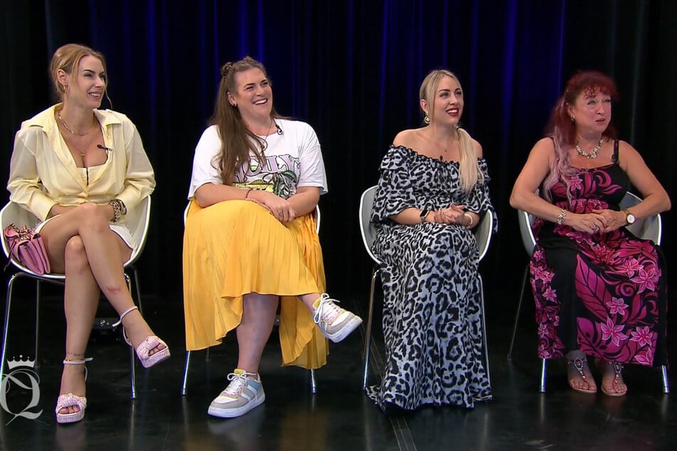 Julija, Franziska, Julia und Daniela freuen sich über das farbenfrohe Outfit.