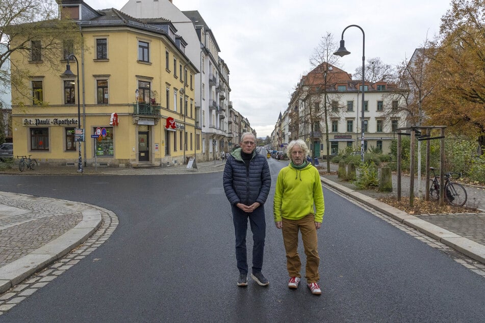 Grünen-Stadtrat Torsten Schulze (55, r.) und Stadtbezirksbeirat Norbert Rogge (53, Grüne) wollen für weniger Verkehr auf der Rudolf-Leonhard-Straße sorgen.