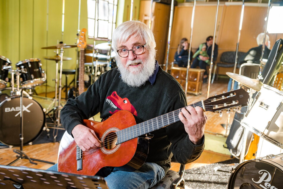 Gerald Scholz (66) gibt Kindern Gitarrenunterricht. Viele ukrainische Flüchtlingskinder nutzen die Angebote des Bannewitzer Musikvereins.