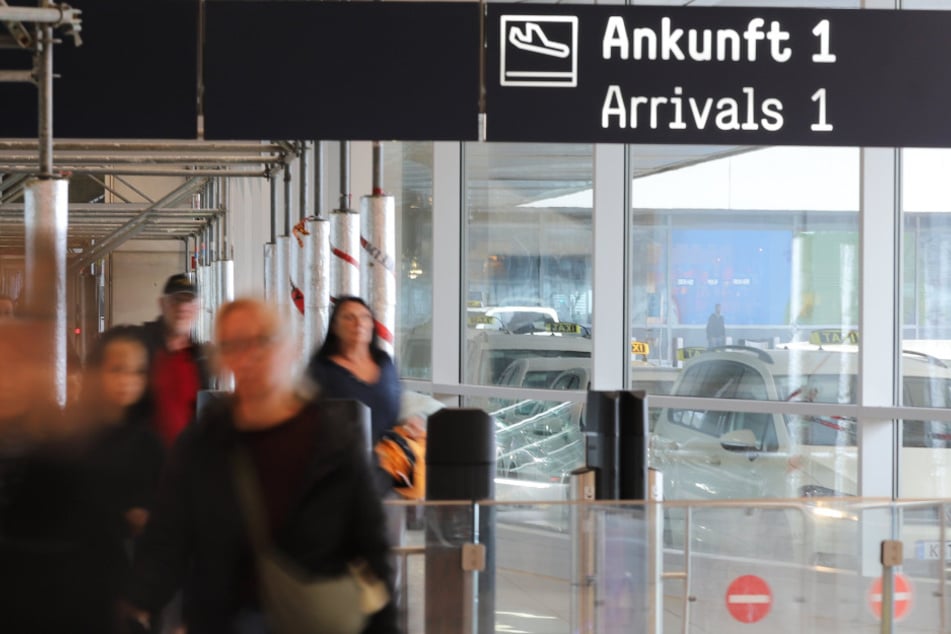 Kuriose Festnahmen am Kölner Flughafen: Ist das wirklich Zufall?