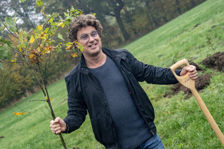 Comedian Atze Schröder pflanzt tausende Bäume an und unterstützt damit die Initiative Fame Forest.