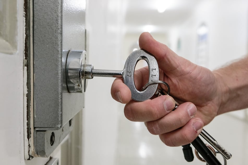 Sex mit einer Gefangenen? Prozess gegen JVA-Beamten beginnt neu