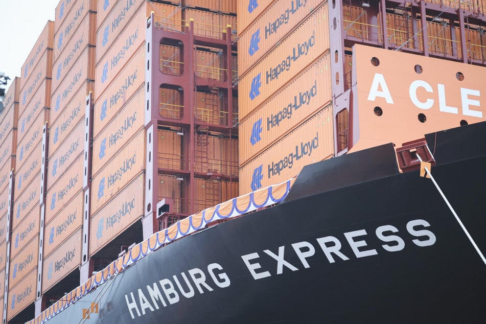 Hamburg: Größtes Containerschiff unter deutscher Flagge! Mega-Frachter in Hamburg getauft