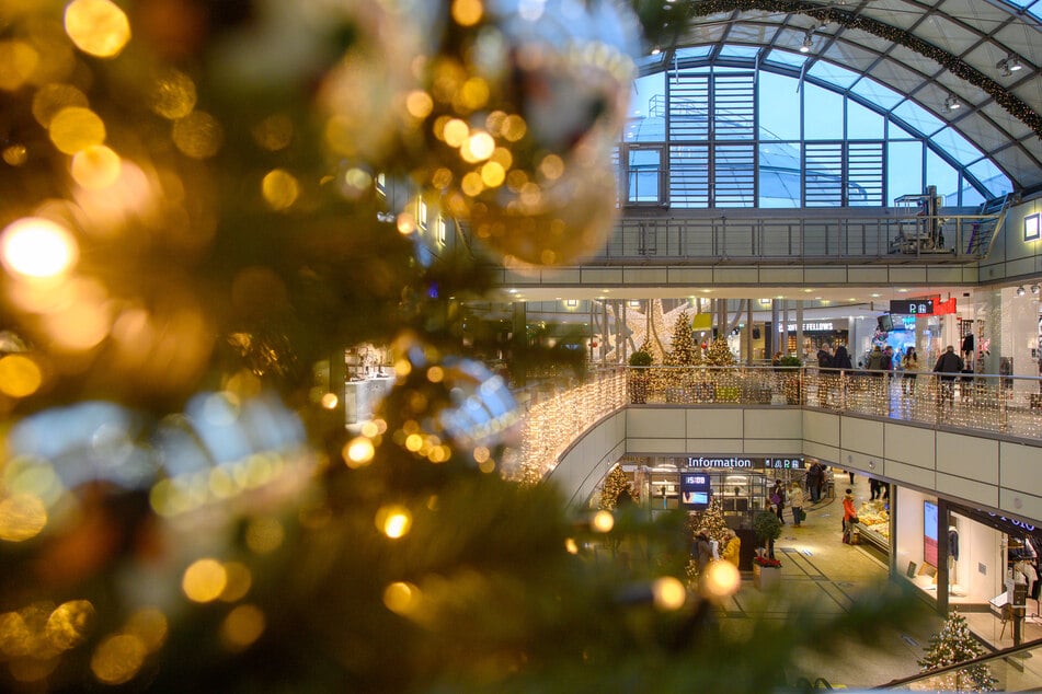 Das weihnachtlich geschmückte Allee-Center lädt an diesem Sonntag mit seinen zahlreichen Geschäften wieder zum Shopping ein. (Archivbild)
