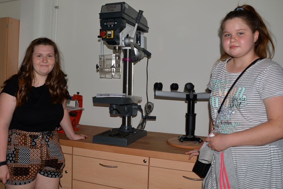 Die beiden 13-jährigen Siebtklässlerinnen Elodie (links) und Hannah schauten sich vor dem offiziellen Schulstart am Montag schonmal den Werkraum ihrer neuen Oberschule an.