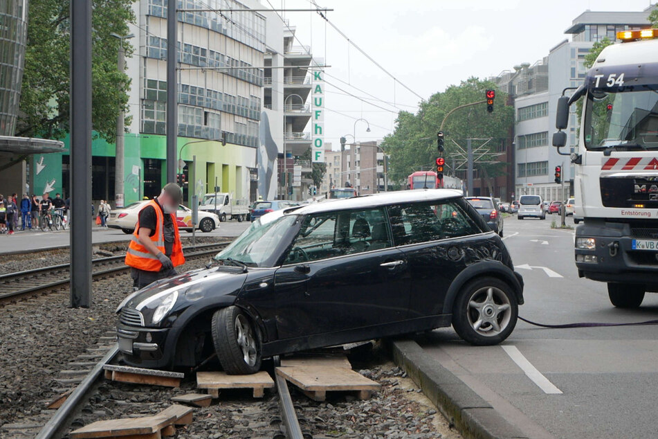 Ein Mini-Fahrer (39) ist am Freitagmittag nach einem Ausweichmanöver mit seinem Wagen im Gleisbett der Stadtbahn gelandet.
