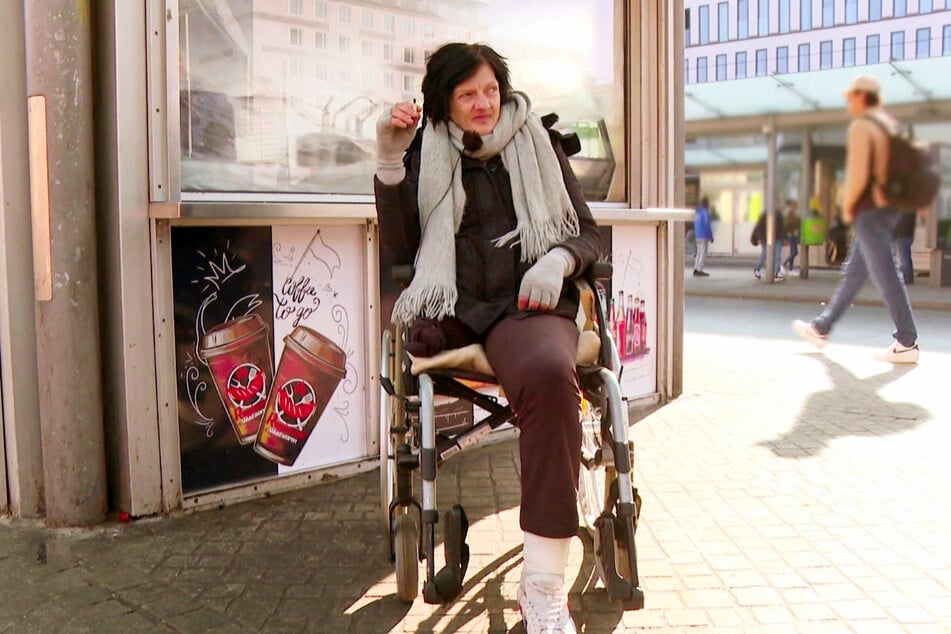 Simone (43) musste aufgrund des intravenösen Konsums ein Bein amputiert werden.