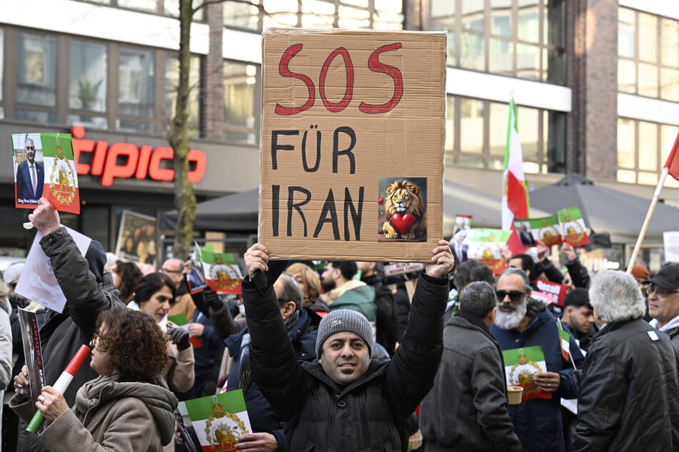 Mit Plakaten und Fahnen auf der Straße: In Düsseldorf werden erneut Tausende Iran-Demonstranten erwartet.