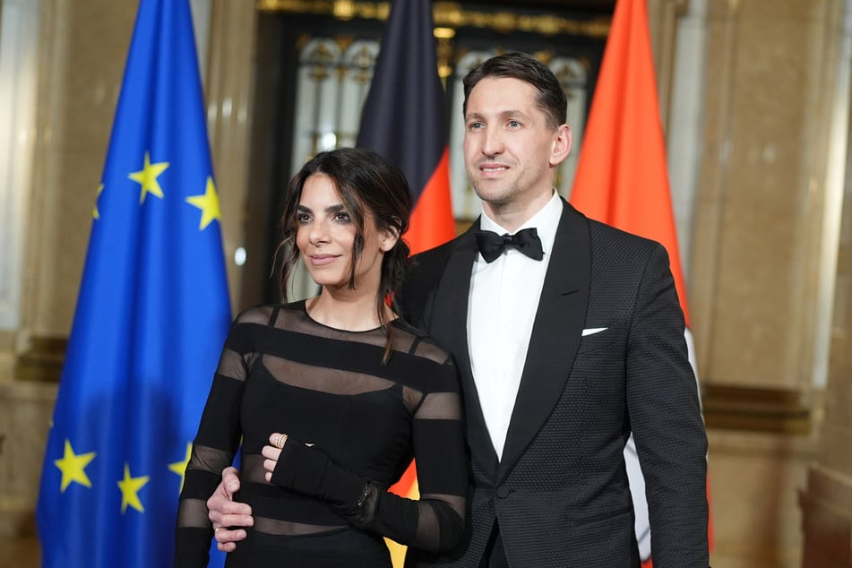 Ex-Fußballer René Adler (41) und Schauspielerin Lilli Hollunder (39) sind seit knapp zehn Jahren verheiratet.