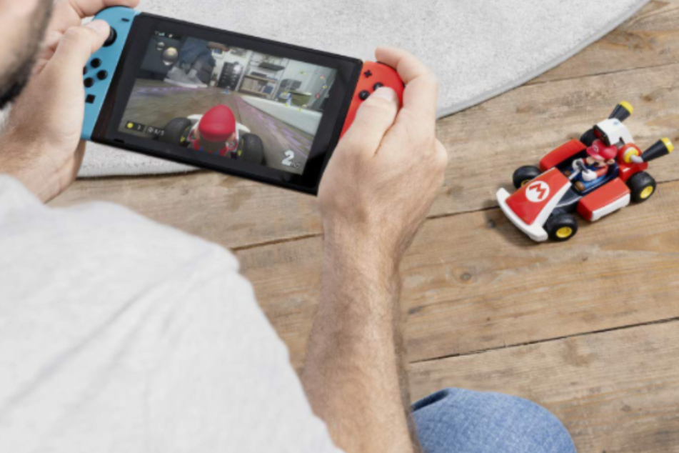 Auf der Switch steuert Ihr Euer Kart - in Eurem Wohnzimmer flitzt Mario zeitgleich über die Piste.