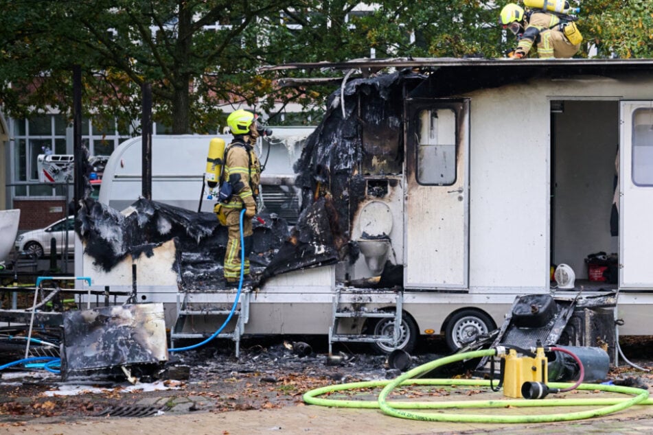 Ein Wohnwagen war in Brand geraten. Er wurde durch die Flammen völlig zerstört.