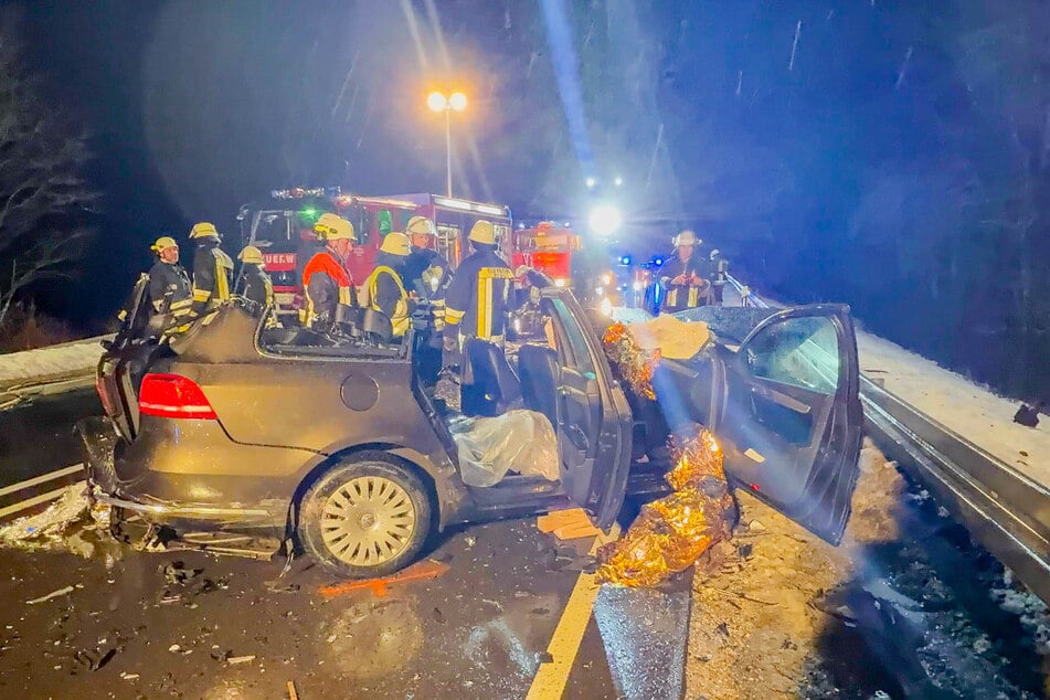 Der VW musste mit schwerem Gerät geöffnet werden, um Verletzte zu befreien.