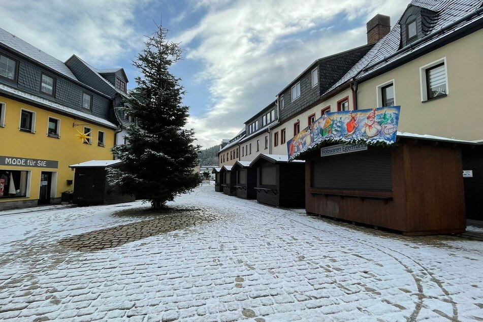 Kaum zu glauben: Im Februar baut die Stadt Schwarzenberg ihren Weihnachtsmarkt wieder auf - allerdings für einen Filmdreh.