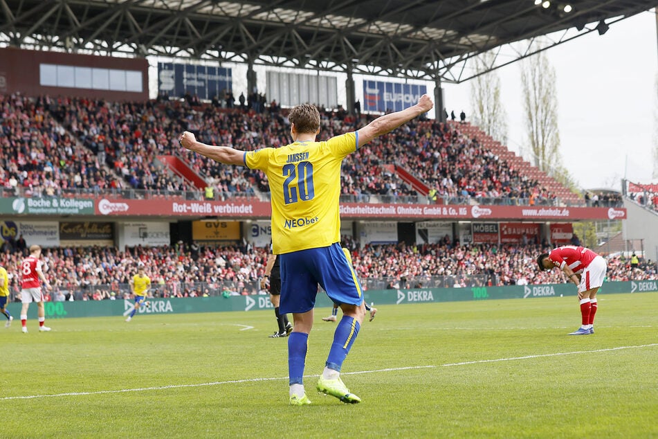 Essens Marek Janssen breitet die Arme aus, sein Team führte auch dank eines Treffers von ihm.