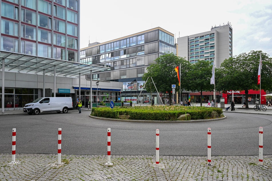 Am Wendehammer vor dem Hotel Occidental Dresden war gegen Freitagmittag noch normaler Verkehr zu beobachten.