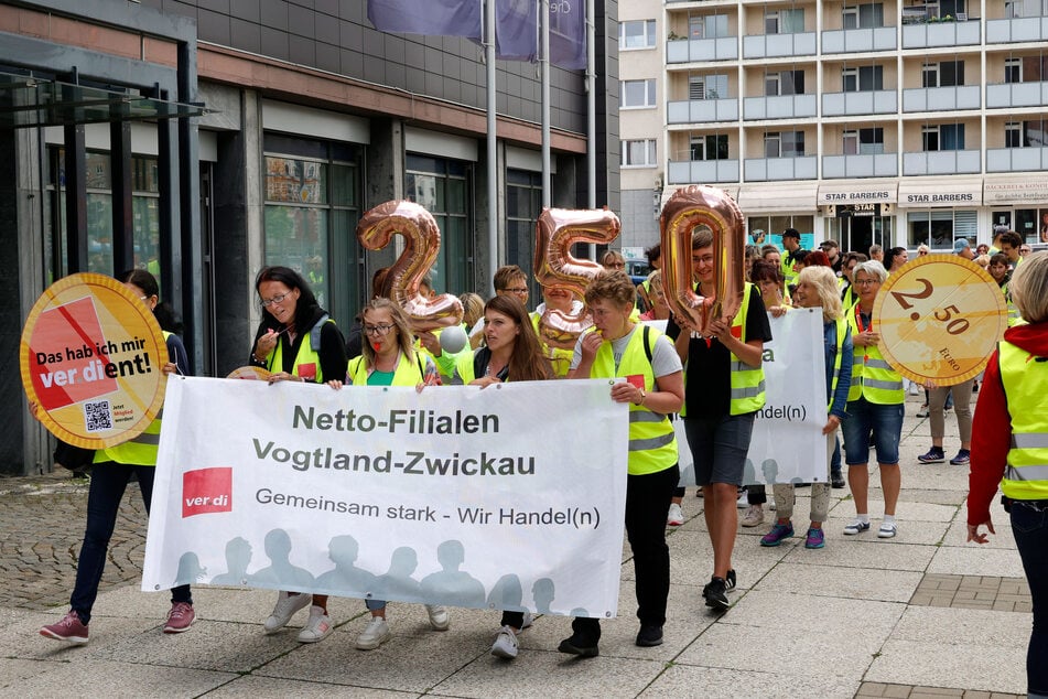 Die Beschäftigten fordern 2,50 Euro mehr pro Stunde.