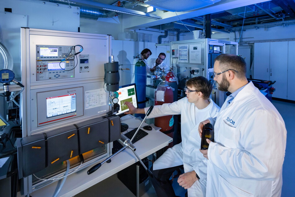 Wichtiger Forschungsauftrag für die TU Chemnitz: Prof. Markus Richter (40) und Sebastian Klink (26) in einem Labor für stoffliche Experimente.