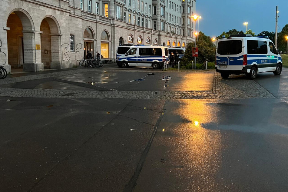 Leipzig: 20-Jähriger winkt Flaggen-Träger in Leipzig zu - dann zückt er ein Messer