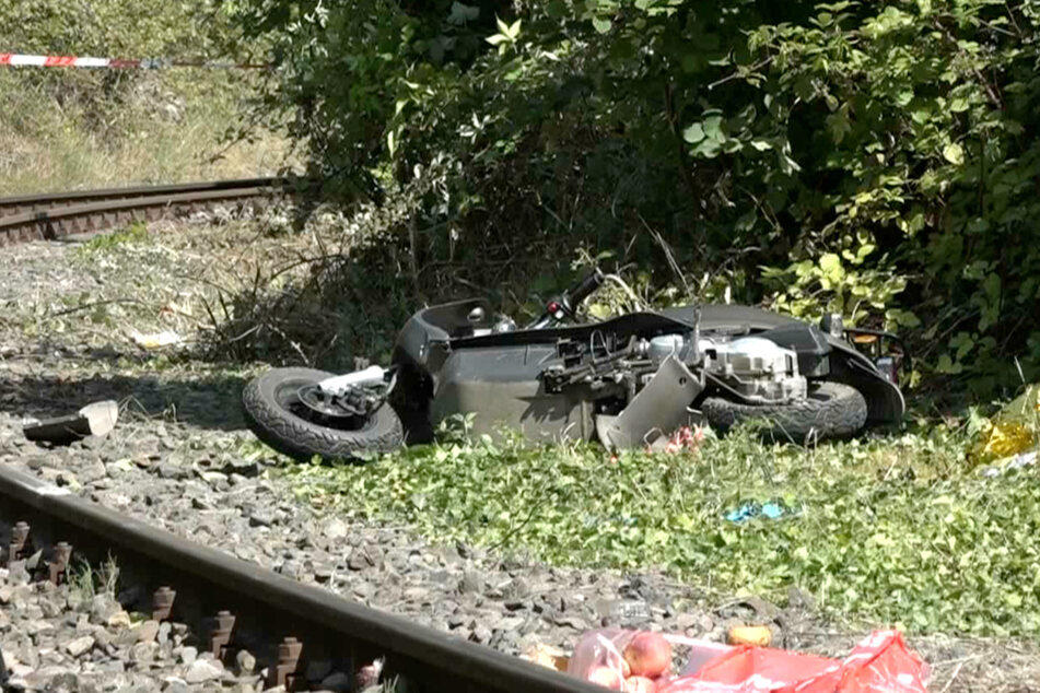 Der Rollerfahrer (†62) rammte den Ausflugszug seitlich. Für ihn kam jede Hilfe zu spät.