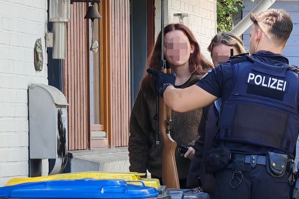 Person sitzt mit Waffe im Garten: Wenig später rückt die Polizei aus