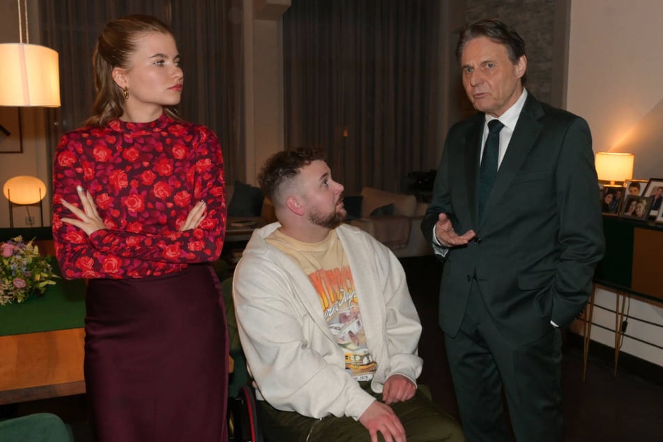 Jo Gerner (r.) macht seiner Tochter und Jonas klar, dass der Jugendclub weichen muss.