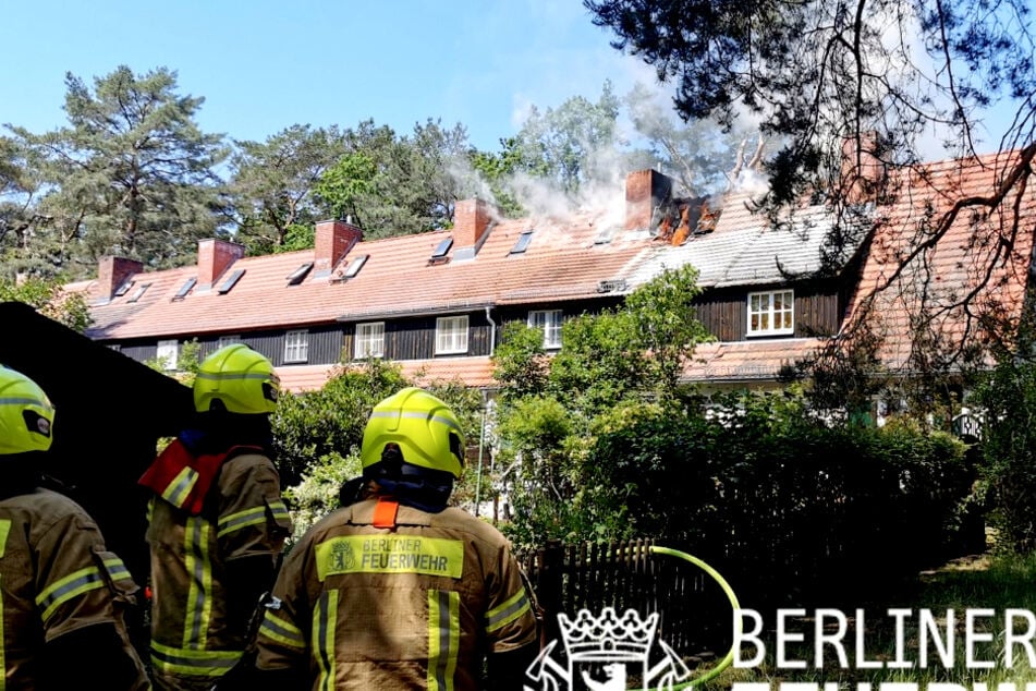 Berlin: Dachstuhl eines Reihenhauses in Zehlendorf geht in Flammen auf