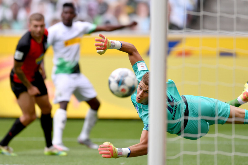 Dennis Smarsch schaut den Ball hinterher.