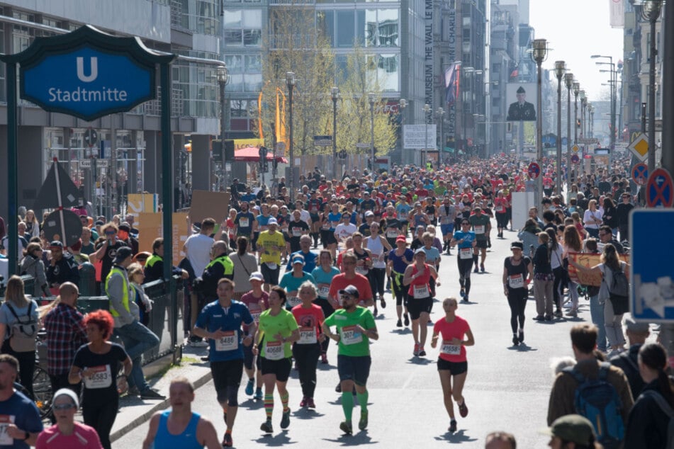 Beim Berliner Halbmarathon 2019 laufen Teilnehmer über die Friedrichstraße.