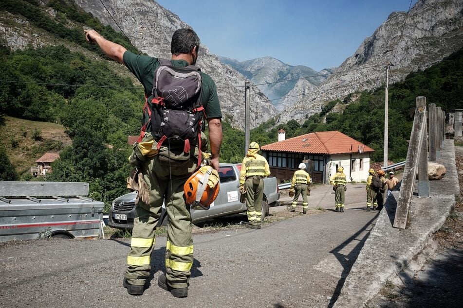Feuerwehrkräfte halfen bei der Evakuierung mehrerer Ortschaften.
