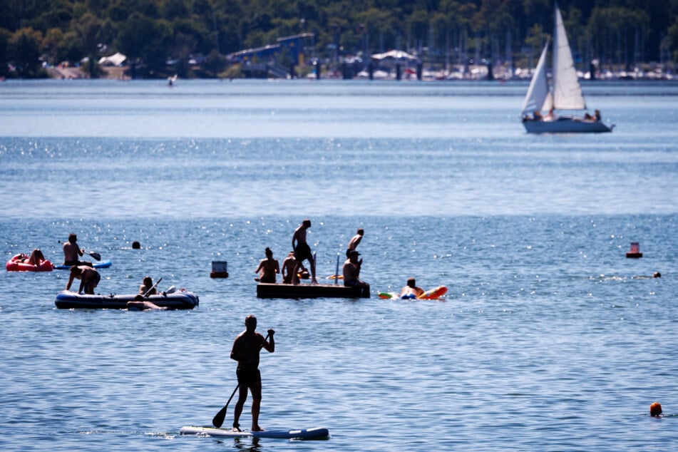 Der Brombachsee im mittelfränkischen Landkreis Weißenburg-Gunzenhausen lockt bei entsprechendem Wetter Hunderte Badewütige an.