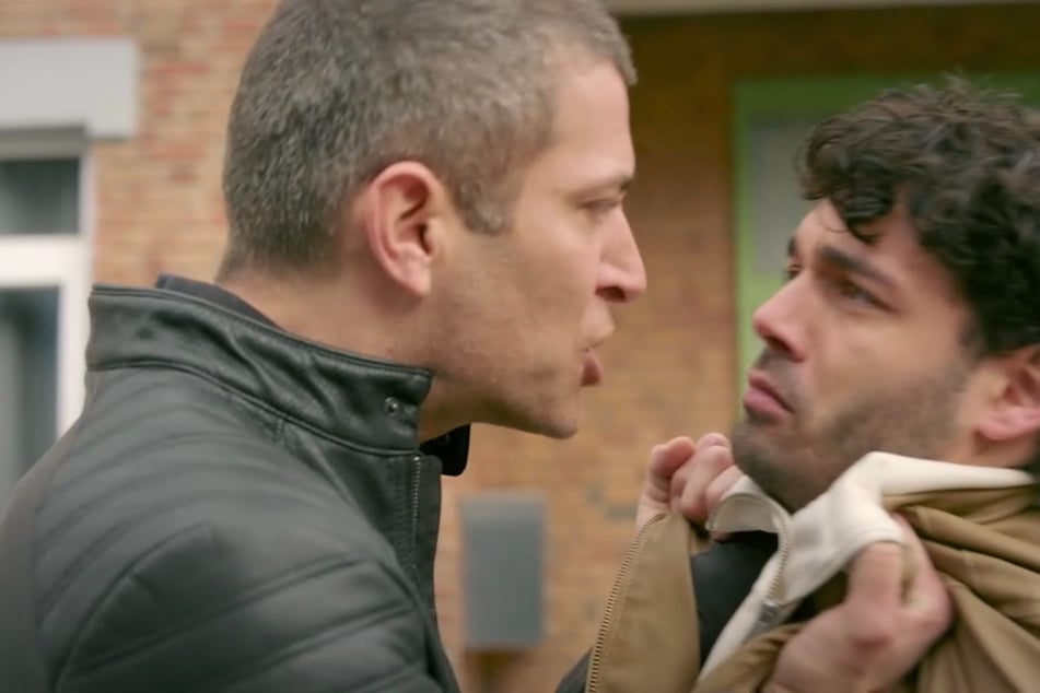 Dragan (l.) droht Nick, er solle keine Lügen erzählen.