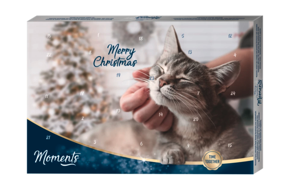 Der Adventskalender für Katzen von Moments enthält leckere Snacks sowie zwei tolle Spielzeuge.