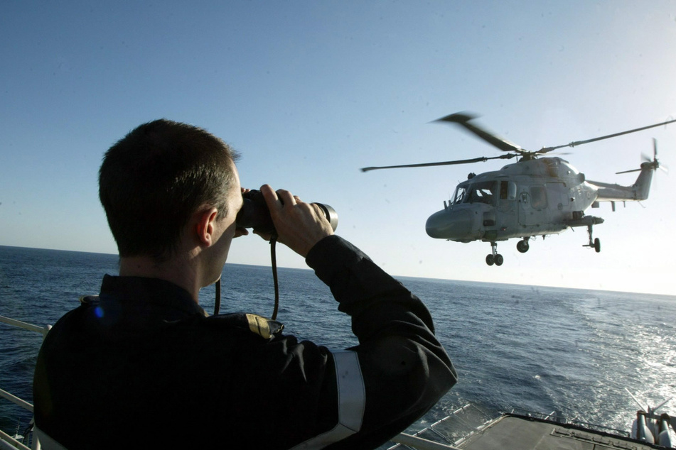 Ein Hubschrauber der französischen Marine hebt von der Fregatte "Tourville" ab, während ein Matrose das Rote Meer vor Sharm El-Sheikh absucht. (Archiv)