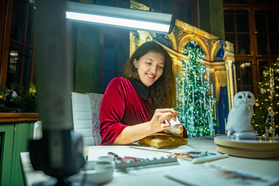 Der Meißener Porzellanmalerin Andrea Freytag können Besucher bei der Arbeit über die Schulter schauen.