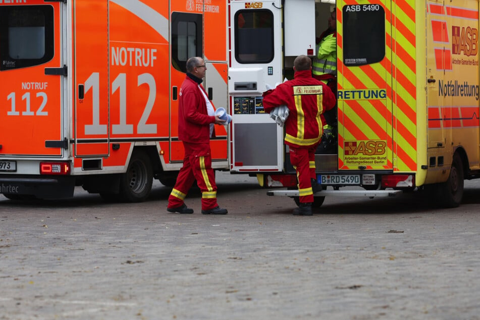 Die Berliner Feuerwehr rückte mit einem Großaufgebot zu einem Gasaustritt in einer Grundschule nach Berlin-Pankow an.