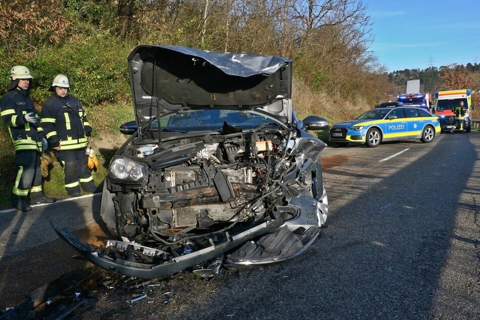 Neben Polizeikräften waren auch Kameraden der Feuerwehr vor Ort.