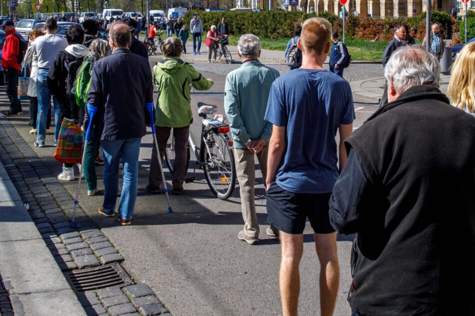 Die Masken-Verteilaktion vor dem Rathaus brachte OB Hilbert (48, FDP) unter anderem eine Anzeige ein.