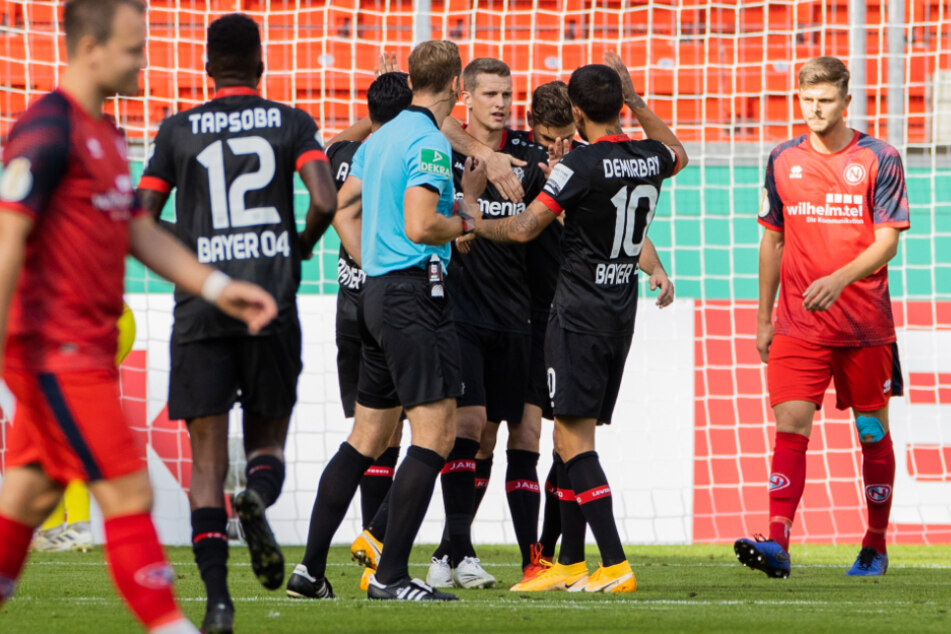 Leverkusens ehemaliger Kapitän Lars Bender (31, M) feiert sein Tor zum 1:0 gegen Eintracht Norderstedt.