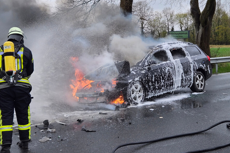 Trotz des schnellen Eingreifens der Feuerwehr konnte das Ausbrennen des Autos nicht verhindert werden. Es wurde total zerstört.
