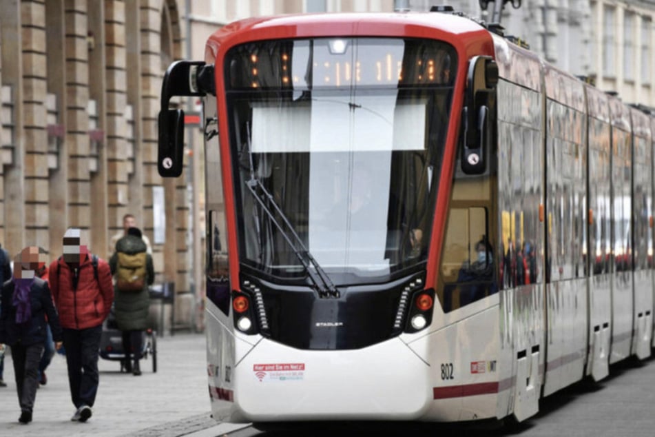 Fußgänger will Gleise überqueren und wird von Straßenbahn erfasst