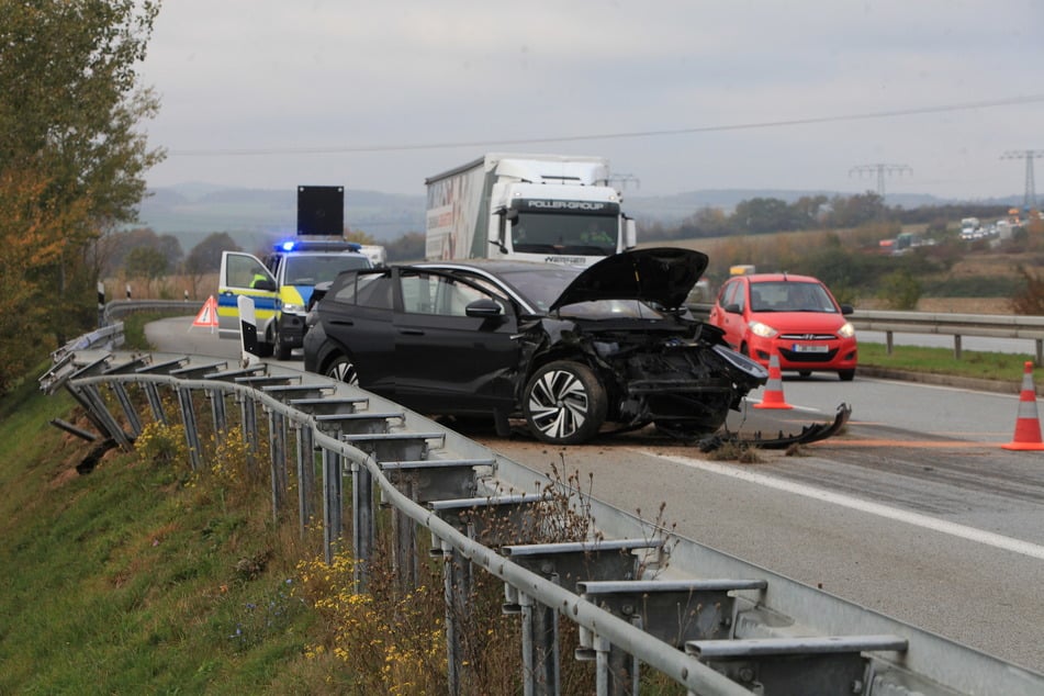 Für den elektrischen SUV endete die Fahrt in der Leitplanke.