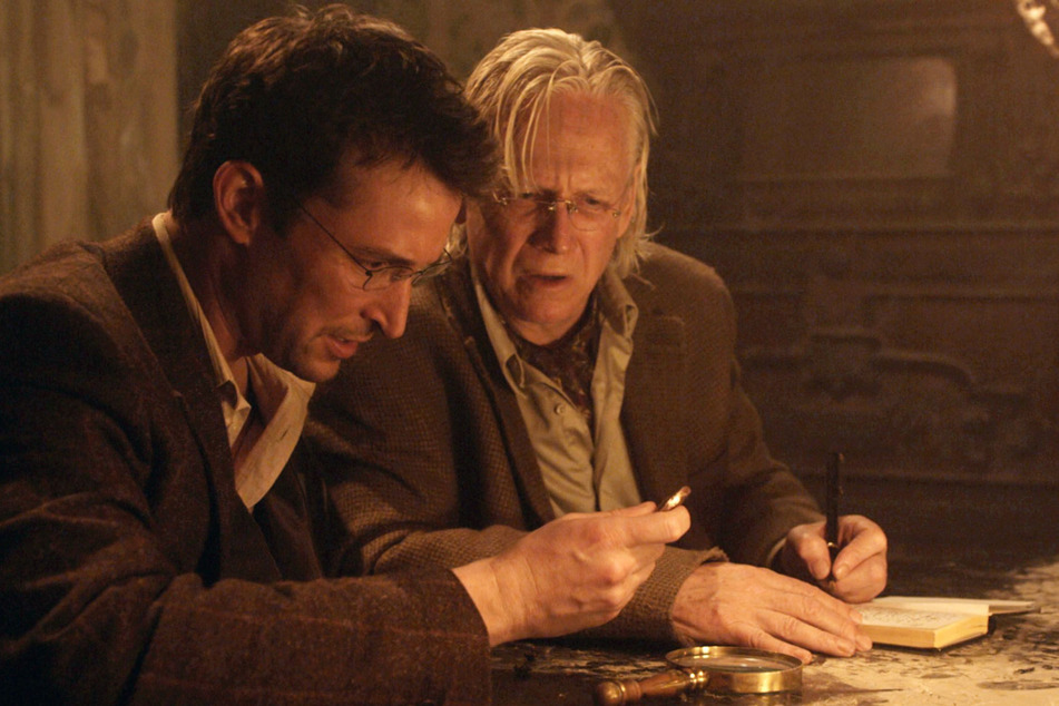 Flynn Carsen (Noah Wyle) und Professor Lazlo (Bruce Davison) in The Quest – Der Fluch des Judaskelch.