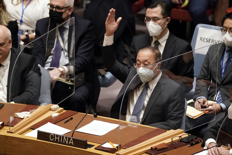 Chinas UN-Botschafter Zhang Jun stimmt bei der Abstimmung im Sicherheitsrat der Vereinten Nationen für Enthaltung.