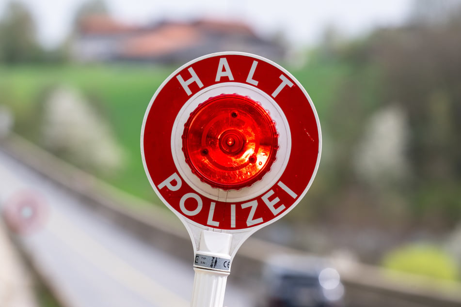 Die Polizei bat einen Transporter zum Wiegen und deckte einen herben Verstoß auf. (Symbolbild)
