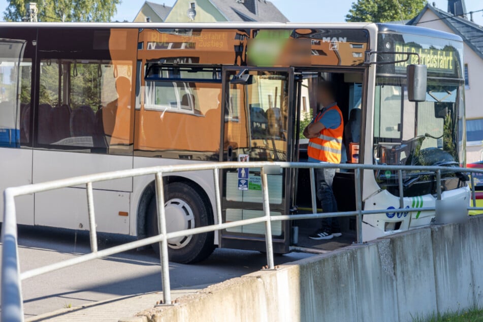 Bus-Unfall im Erzgebirge: Mehrere Schulkinder verletzt!