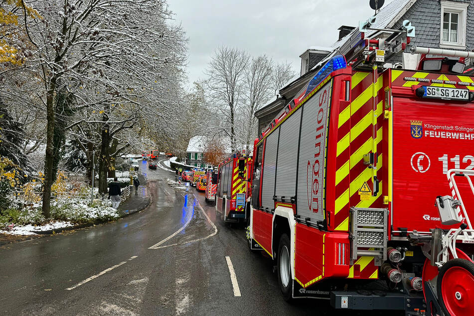 Die Feuerwehr war mit einigen Einsatzkräften vor Ort an der Solinger Grundschule.