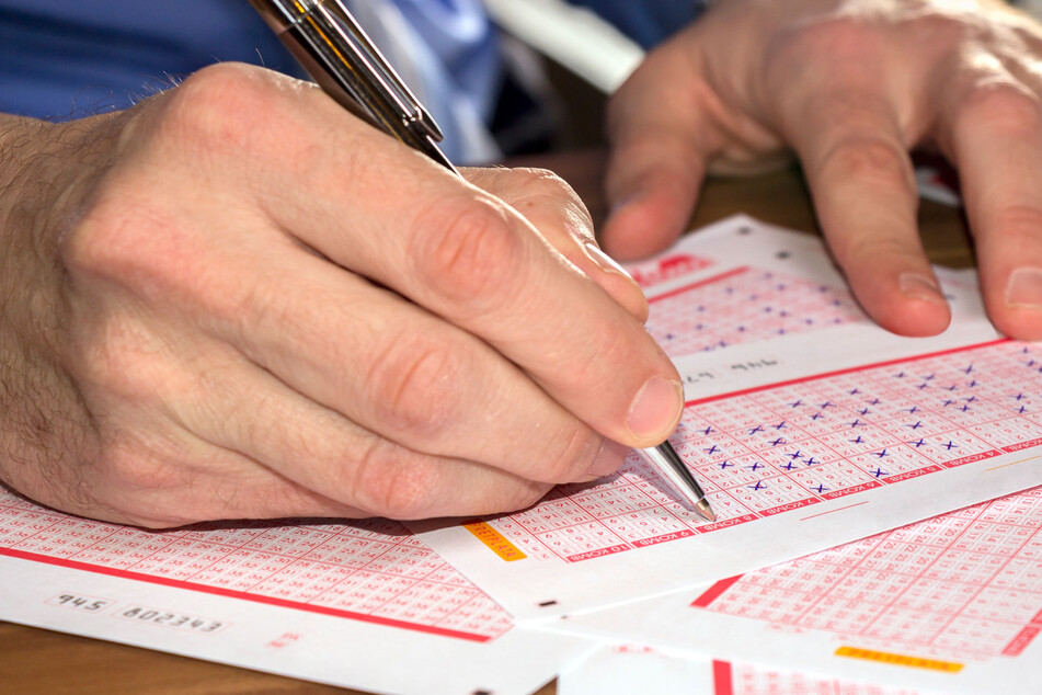 Mann gewinnt Riesensumme im Lotto - aber er will seiner Familie nichts davon verraten!