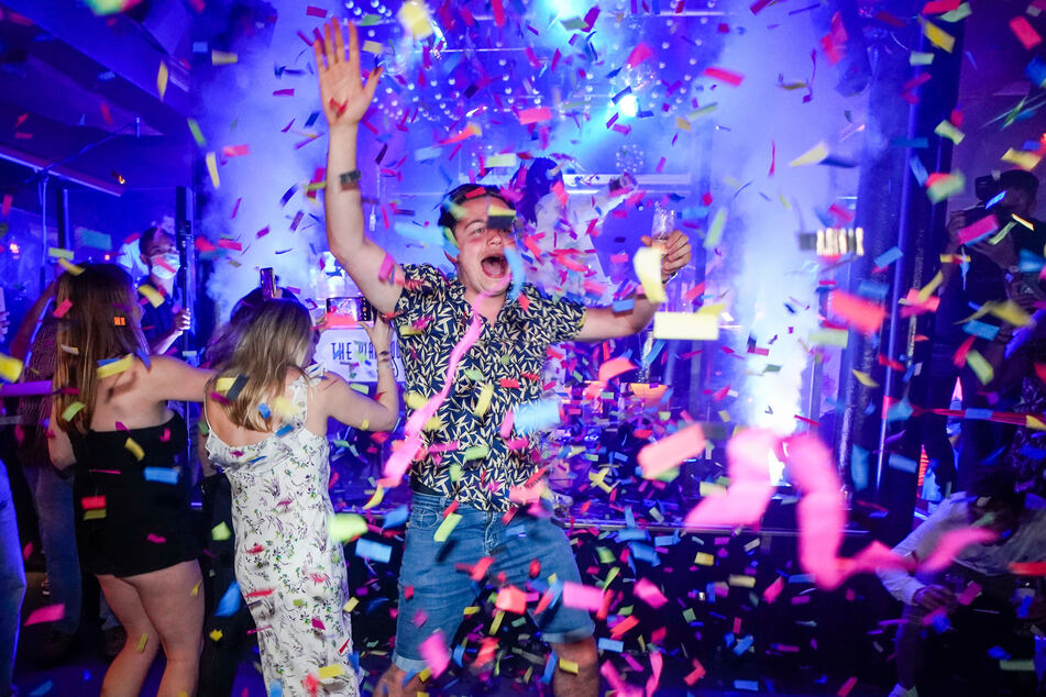 Viel Freude in den Clubs in England. Diese konnten nach 17 Monaten wieder öffnen.